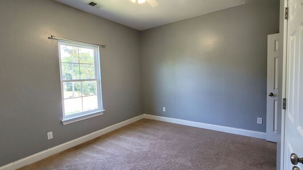 Building Photo - 255 Little Oak Dr