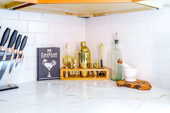 Building Photo - 98 Brickel St