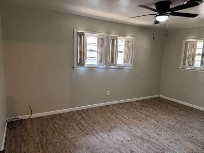 Building Photo - "Spacious 4-Bedroom Home with 2 Full Baths in Lubbock – 1,984 Sq Ft of Comfort!"