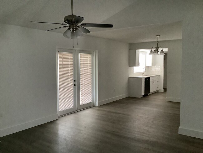 Building Photo - Three Bedroom Two Bath!