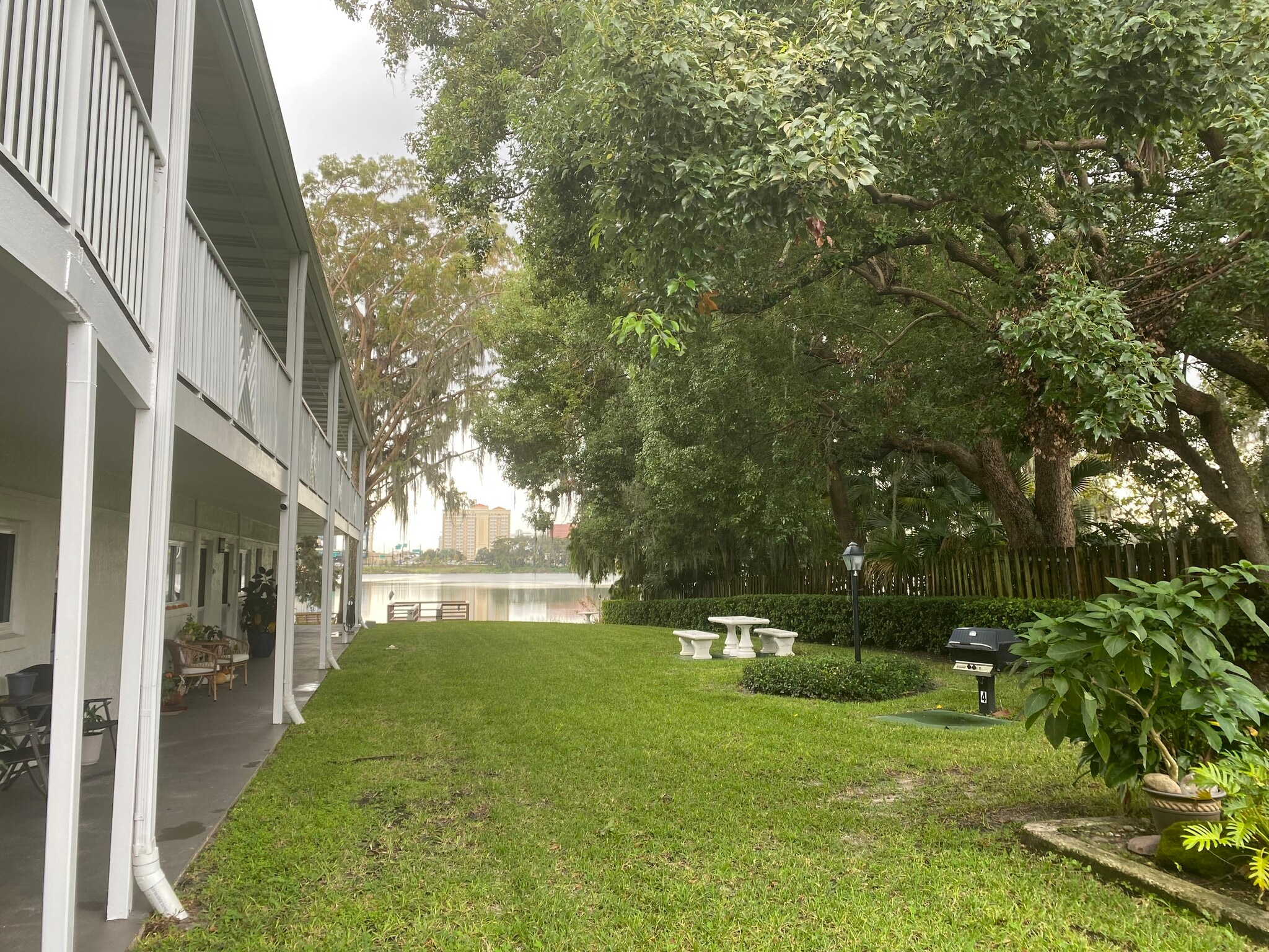 Courtyard picnic areas - 320 Lakeview St