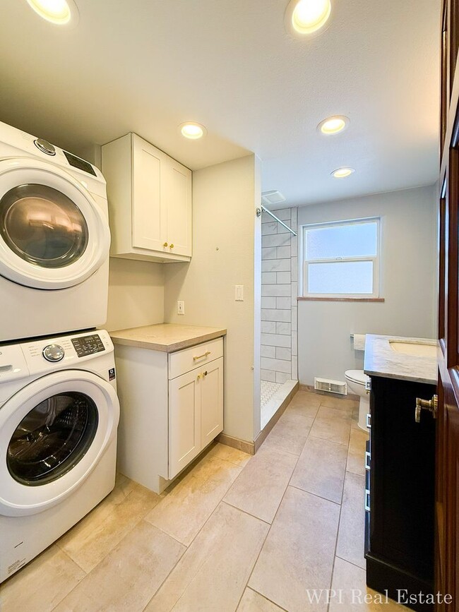Building Photo - Beautifully Remodeled 4 Bed, 2 Bath Spacious Home with Second Kitchen Near UW Medical!