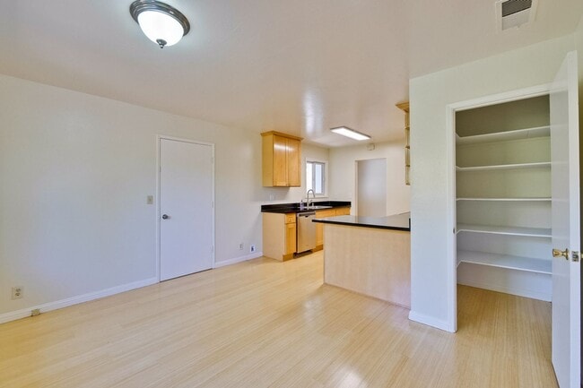 Building Photo - Beautiful Birdland Home on Quiet Cul-de-Sa...
