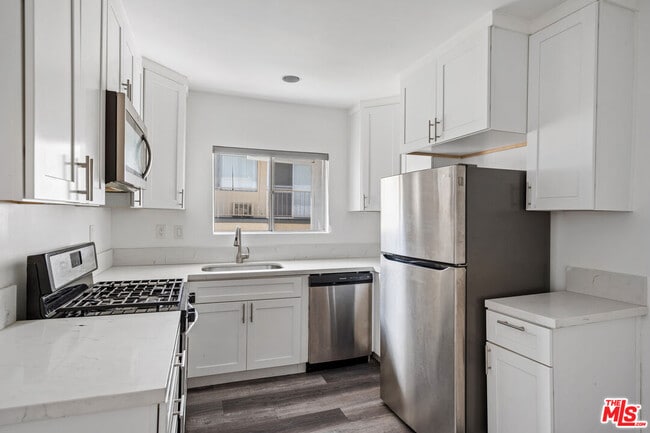 Building Photo - 733 Hayworth Ave