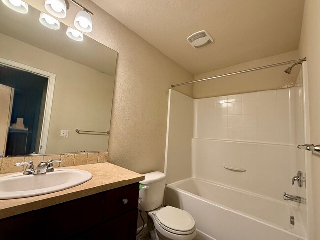 Building Photo - Lovely 3 bedroom/2.5 Bath Townhouse