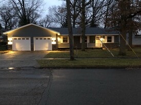 Building Photo - 806 Northlawn St NE