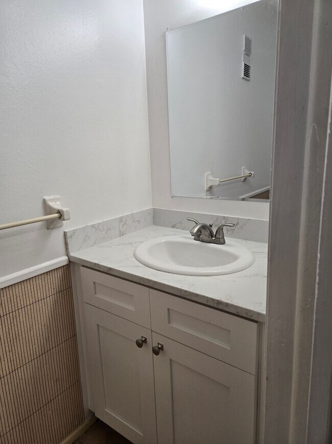 Building Photo - Place One Townhome!