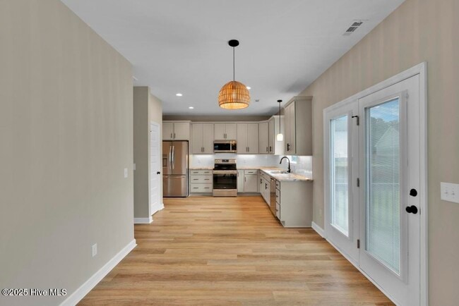 Building Photo - 303 S River Ct