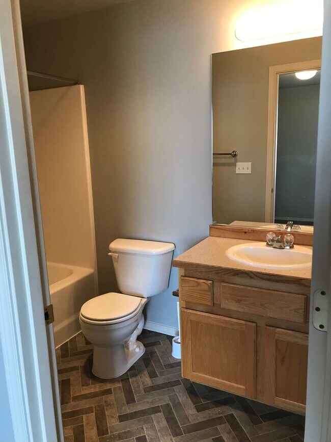 Building Photo - Townhome in NW Redmond in Fairhaven Vista