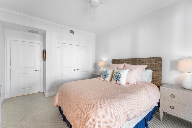 Building Photo - 1024 Bay Colony Dr S