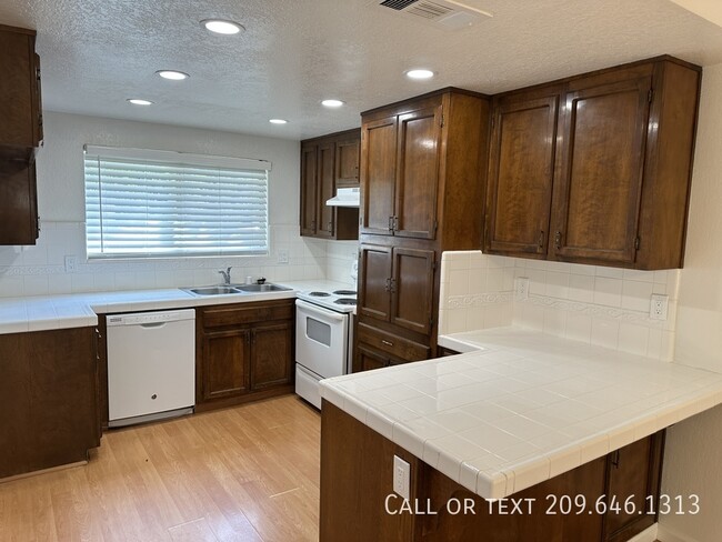 Building Photo - 541 San Vincente Ct