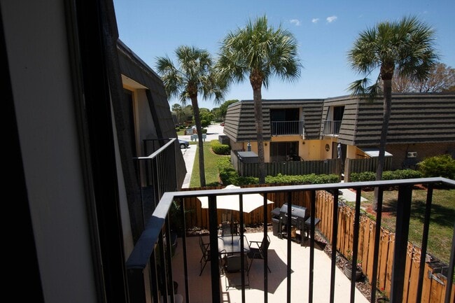 Building Photo - 606 6th Way
