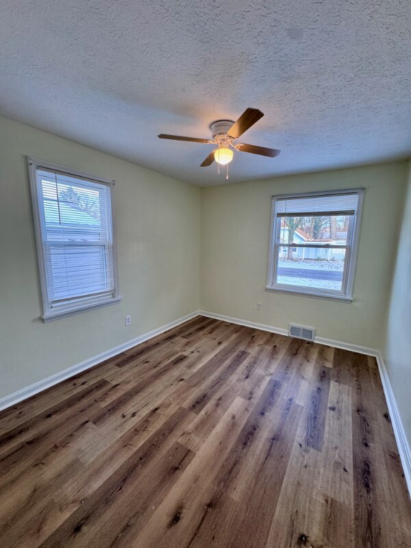 Building Photo - 196 S Point Dr