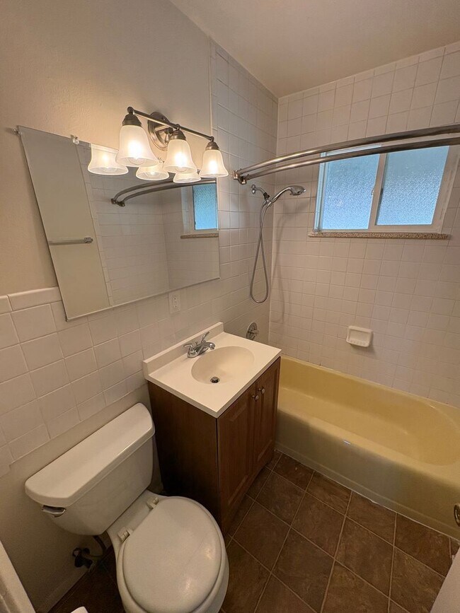 Building Photo - Newly Updated - Spacious 5 Bed 2 Bath Home