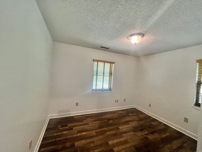 Building Photo - Freshly paint! No Carpet! Barn/Garage! Fir...