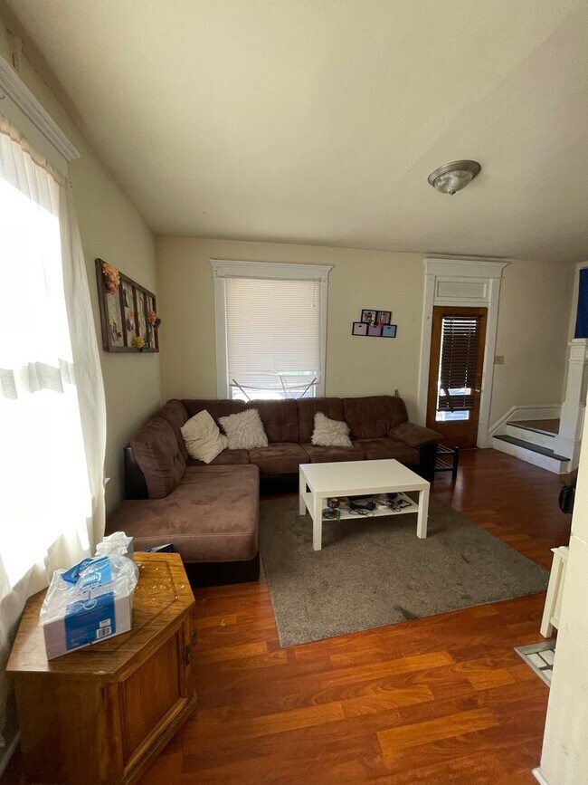 Building Photo - 3 bedroom 1 bath single family home with yard.