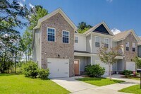 Building Photo - Amenities packed townhouse!