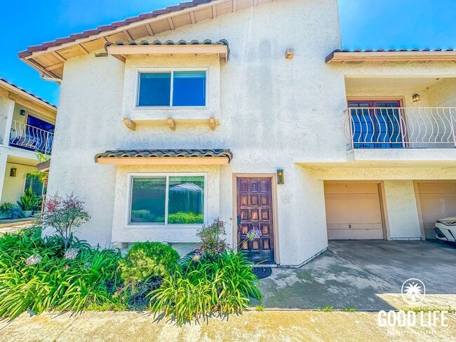 Building Photo - Renovated 3BD/2.5BA Condo in Chula Vista with Fireplace, W/D & Private Balcony