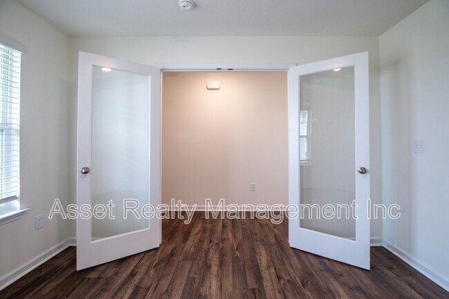 Building Photo - 2076 Southwood Cir