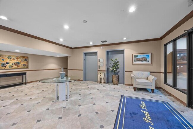Building Photo - Condo in the Vibrant Clayton district!