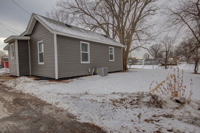 Building Photo - 2 BED 1 BATH HOUSE FOR RENT
