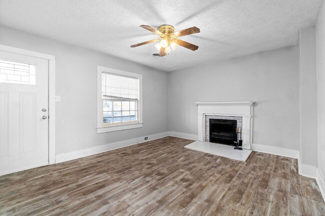 Building Photo - Charming 2 Bed, 1 Bath Clarksville Rental ...
