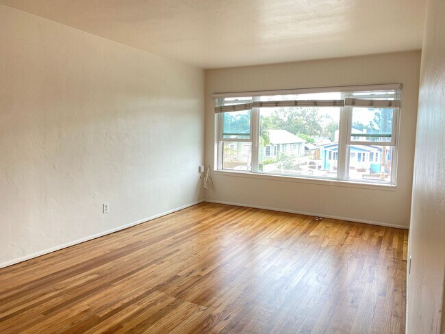 Building Photo - REFRESHED Craftmans Style Upstairs One Bed...