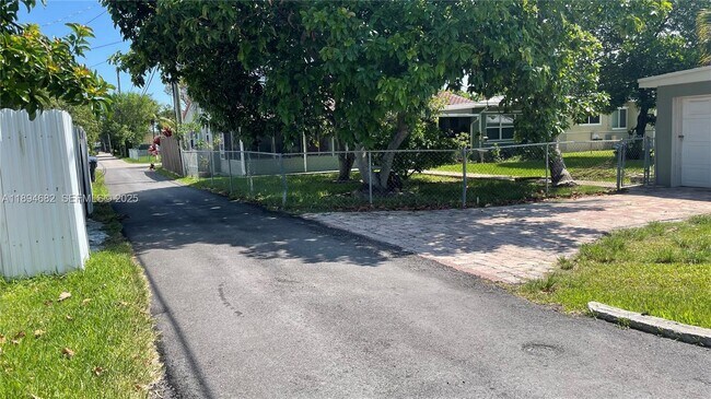 Building Photo - 1909 Mayo St