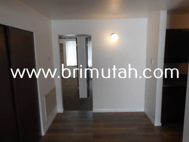 Building Photo - 292 100 E