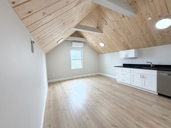 Building Photo - 3 1/2 Buffum St