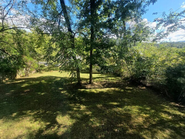 Building Photo - Cozy Lenoir 2/1 Bungalow with Fenced Yard on Cul-de-Sac