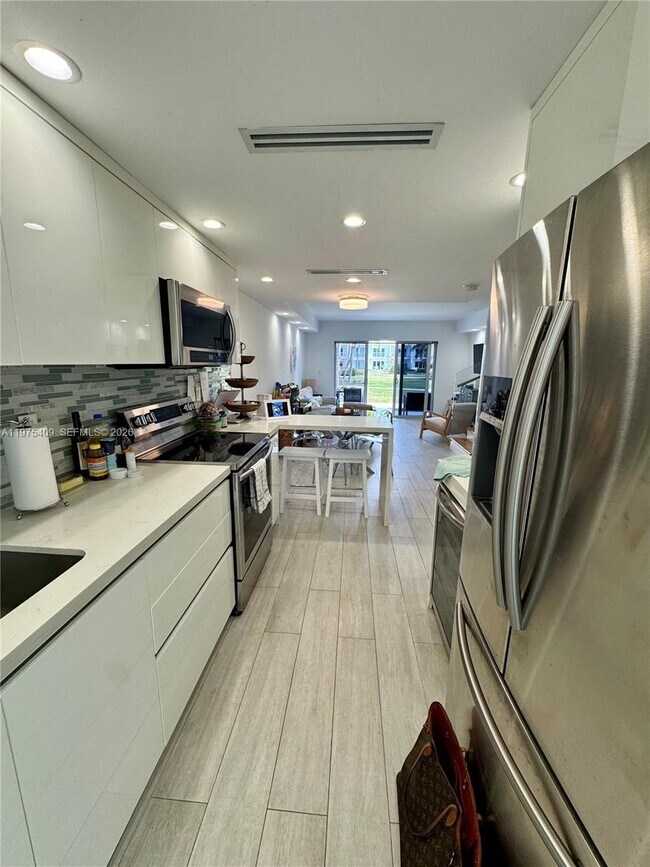 Building Photo - 881 Ocean Dr