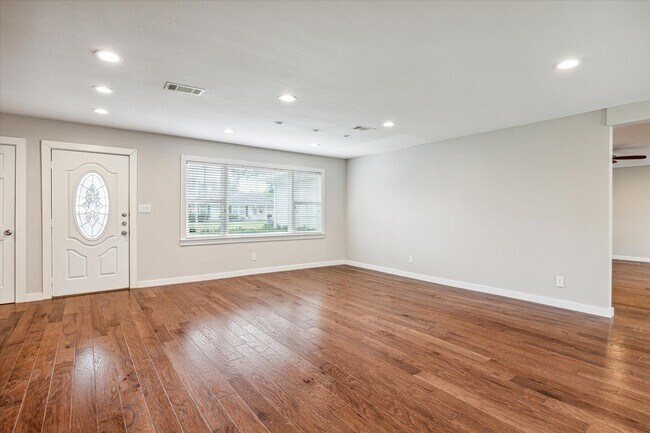 Building Photo - 2006 Du Barry Ln