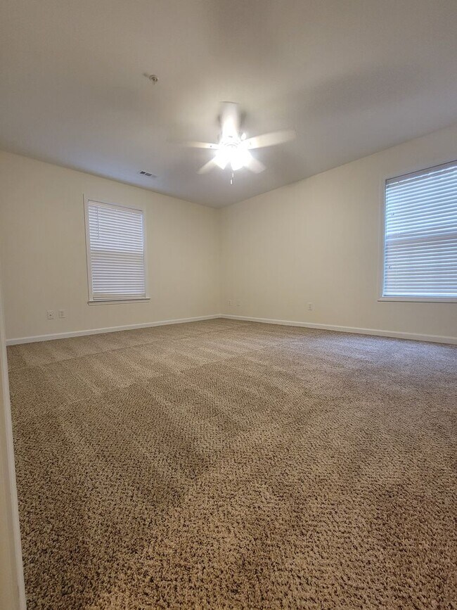 Building Photo - Cozy Convenient Condo