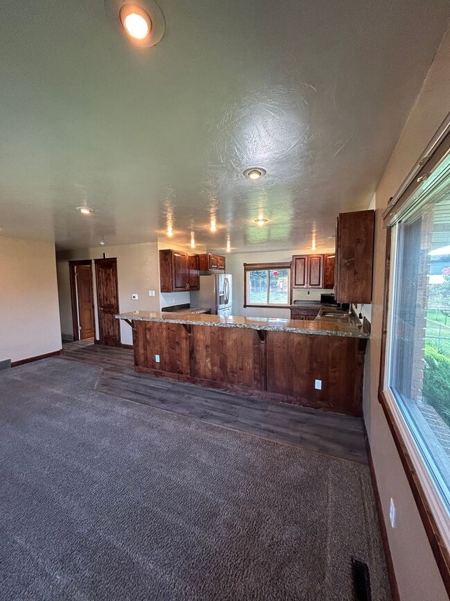 Building Photo - 3470 S Hillcrest Dr