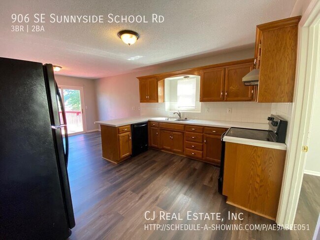 Building Photo - 906 SE Sunnyside School Rd