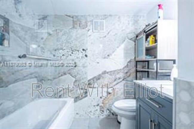 Building Photo - 1425 Arthur St