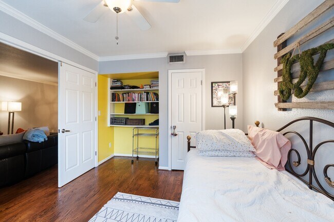 Building Photo - 7575 Katy Fwy