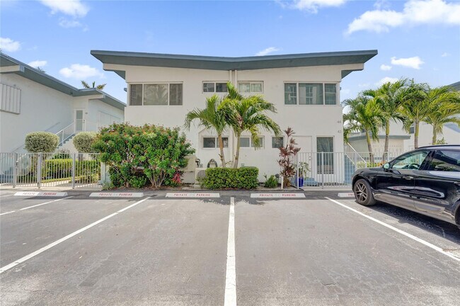 Building Photo - 425 Bayshore Dr