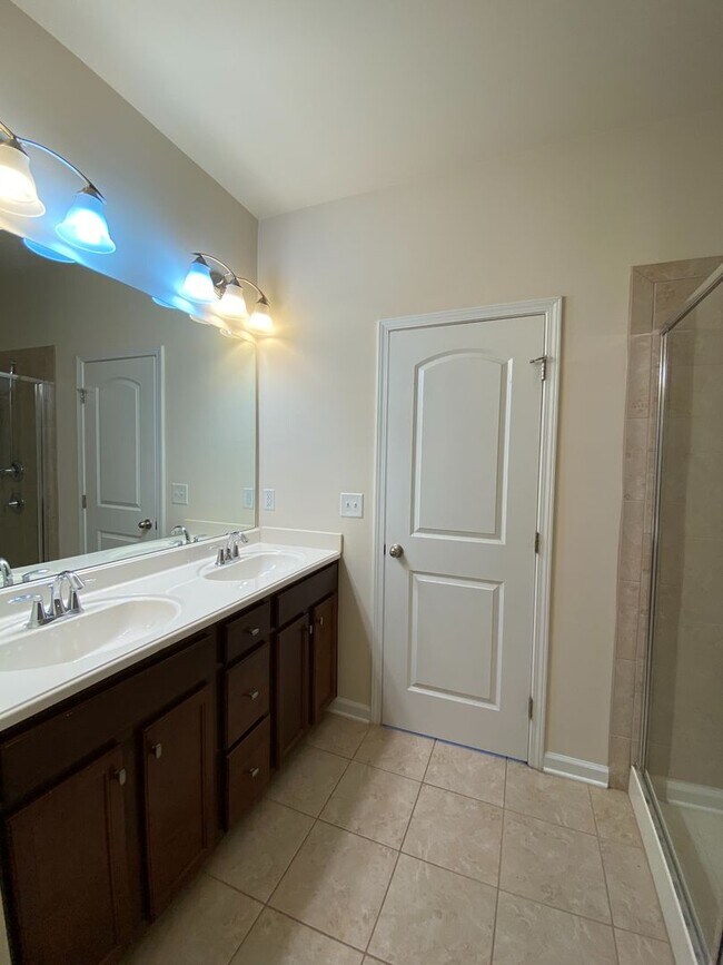 Building Photo - Beautiful 3 bed, 2.5 bath end unit townhome close to Duke!