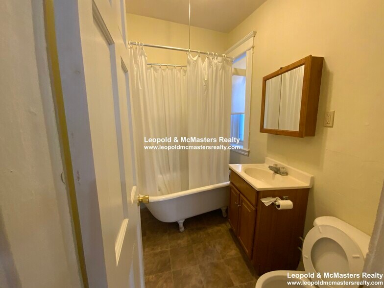 Building Photo - 33 Woodstock Ave