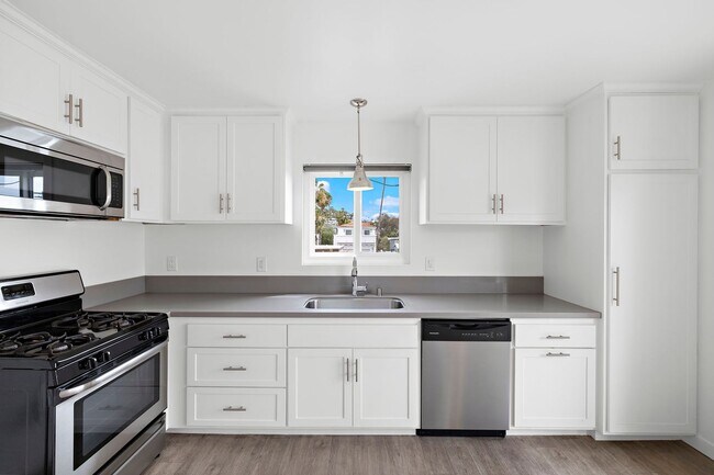 Building Photo - 219 Avenida Santa Barbara