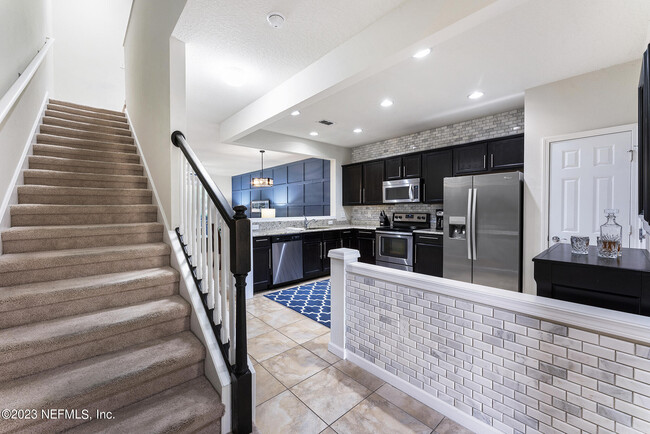 Building Photo - 6867 Roundleaf Dr