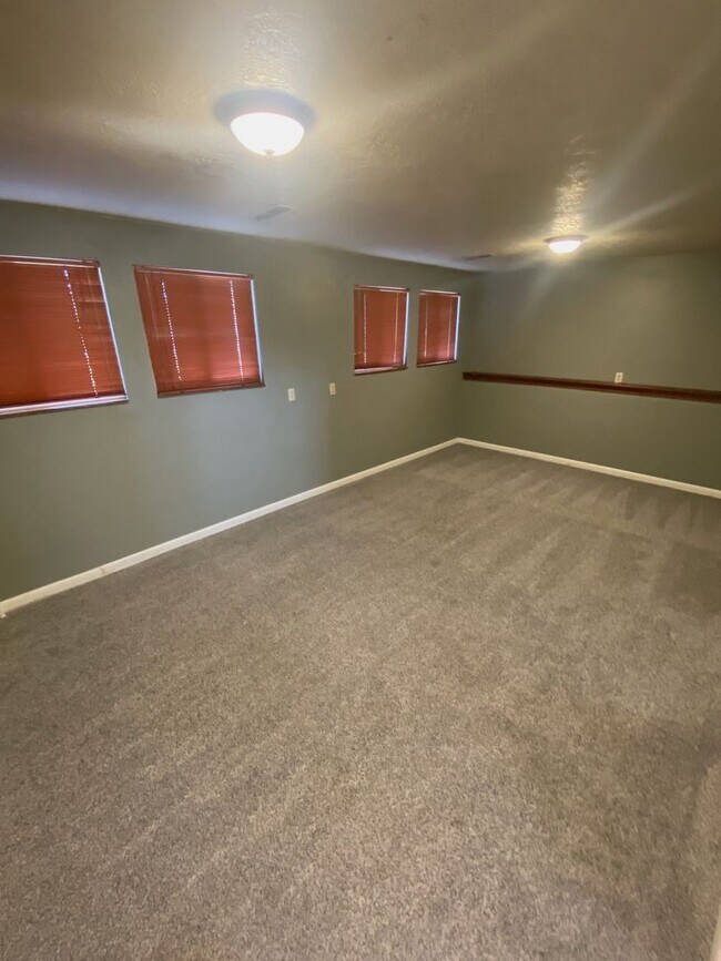 Building Photo - Now Leasing! 3 Weeks Free | 4 Bed, 1.5 Bat...