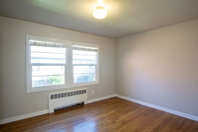Building Photo - Charming 2-Story Irvington 2 Bedroom w/ Dishwasher & Hardwood Floors!!