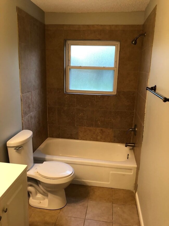 Building Photo - 3BR 2BA Jason Dr. Denham Springs