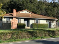 Building Photo - **Newly Remodeled and Updated 2 Bedroom/ 1...