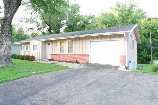 Building Photo - 1504 N 75 Dr