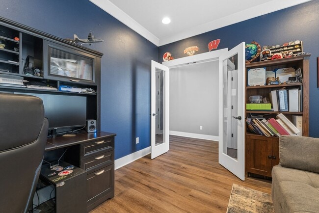 Building Photo - 3 Bedrooms Plus an Office & Sun room