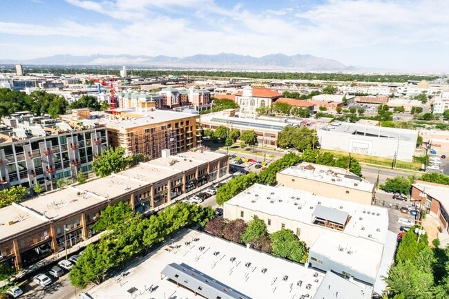 Building Photo - Urban Apartment at Pierpont Lofts with Res...